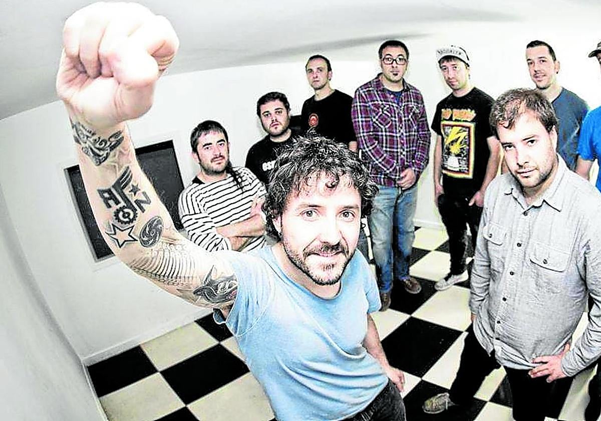 Esne Beltza. El grupo vasco se sube hoy al escenario de Sagüés en su gira de despedida .