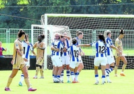 Las donostiarras celebran el segundo gol de Amaiur Sarriegi este sábado en Asti (Zarautz).