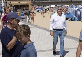 Javier de Andrés pasea en la playa de Ondarreta.