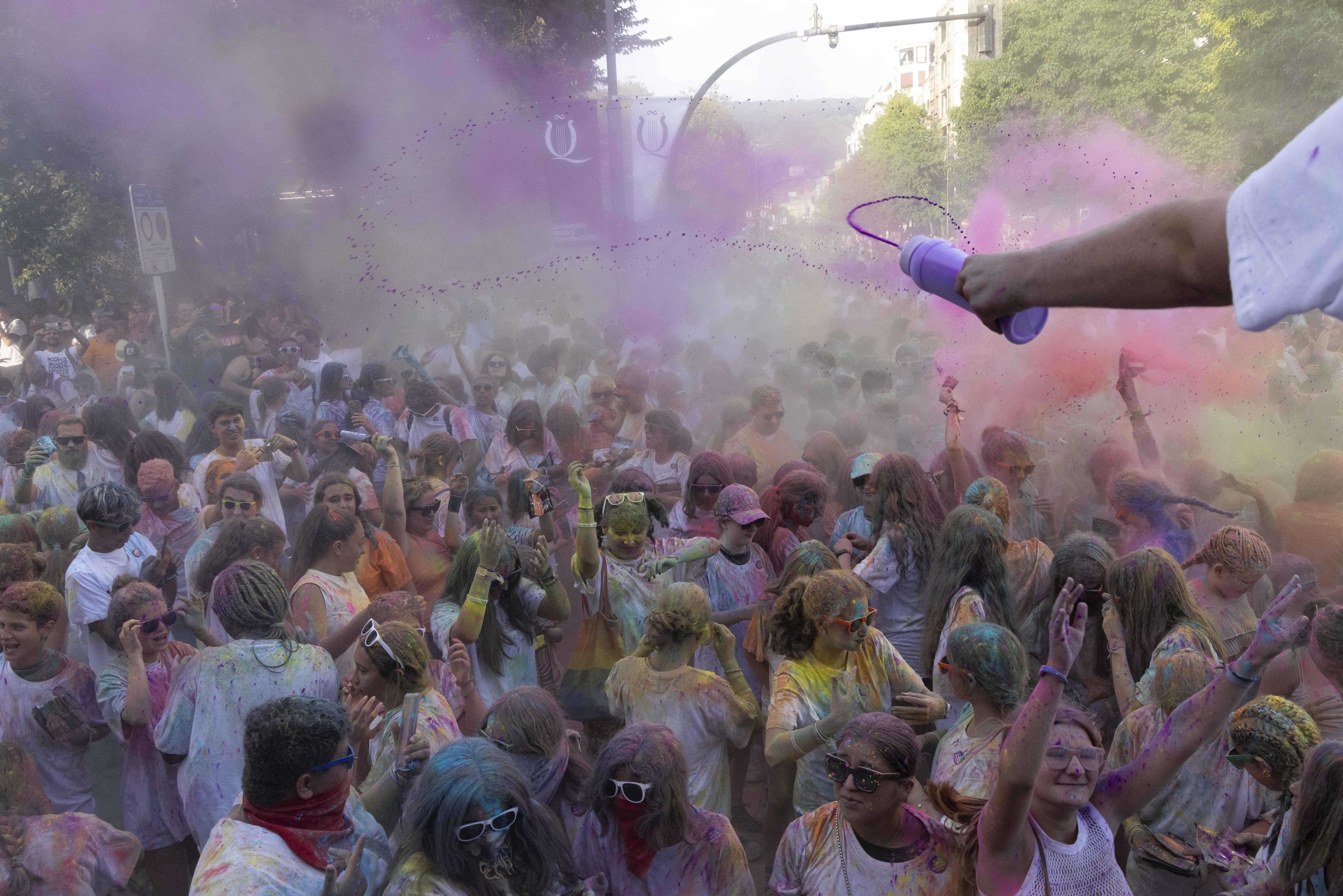 El &#039;Holi fest&#039; del Boulevard, en imágenes