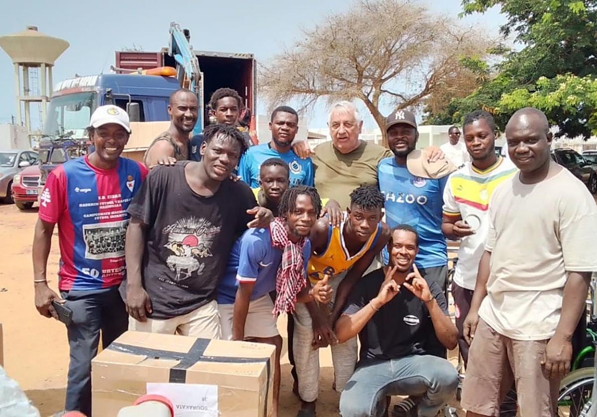 Guy Verbeeck, presidente de la oenegé Grupo Baobab, en el centro una vez transportado el contenedor a Senegal.