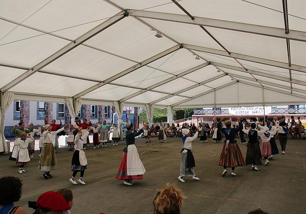 Herriko dantza-eskolako haurren dantza emanaldia eta dantza-soka izan ziren eskolako patioan jarritako karpan.