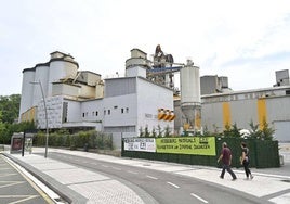 Exterior de la fábrica de Cementos Rezola en el barrio donostiarra de Añorga.