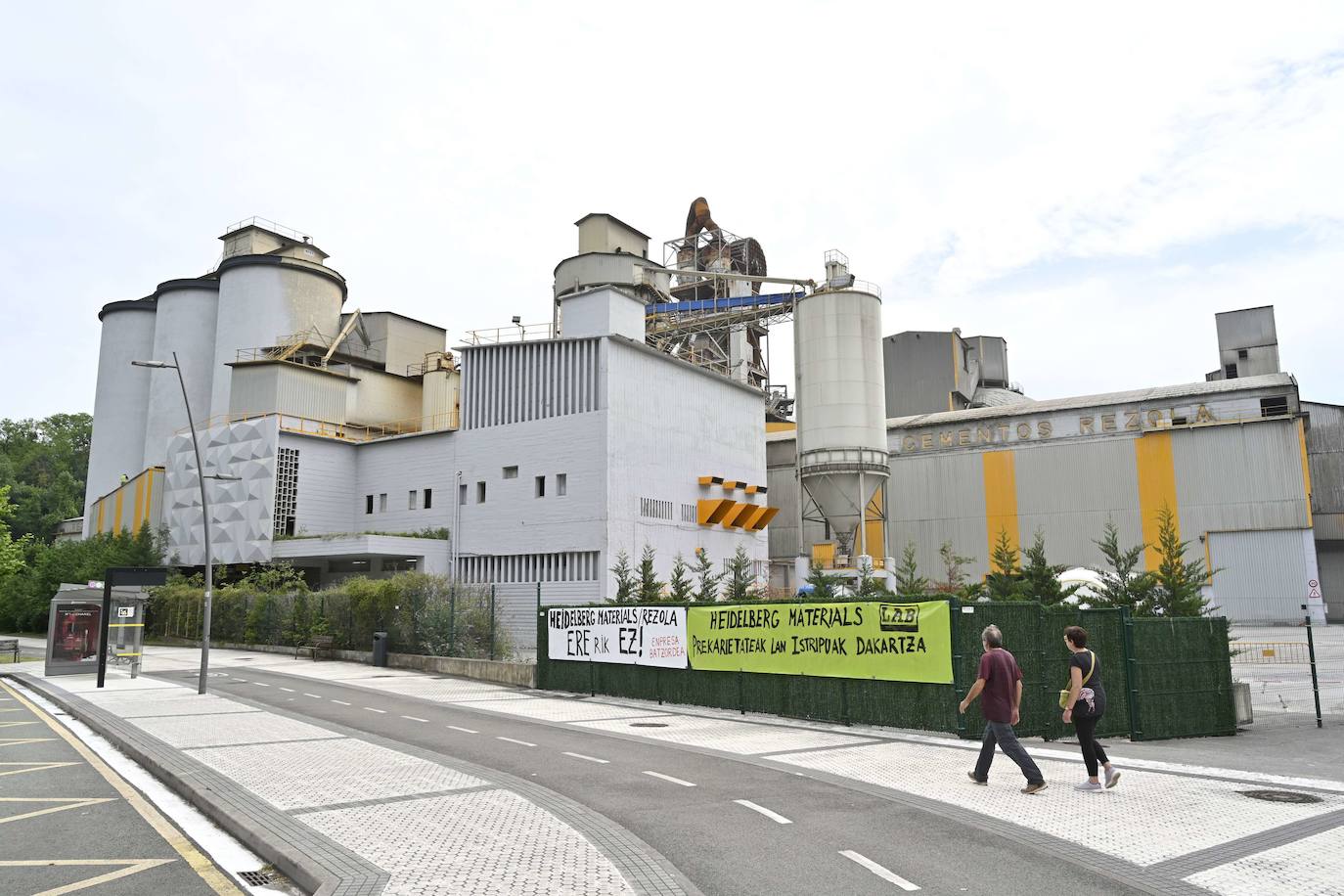 Exterior de la fábrica de Cementos Rezola en el barrio donostiarra de Añorga.
