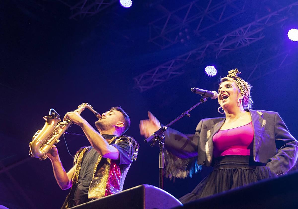 El primer concierto de las fiestas donostiarras trajo alegría y mucho baile en Sagüés.