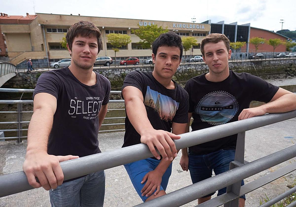 Imagen principal - Kauldi ha mamado balonmano desde la cuna y en el regazo de su madre