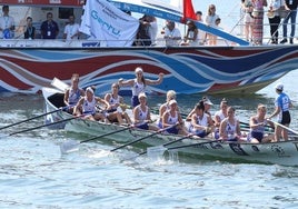 Las remeras de Arraun Lagunak celebran la victoria en la regata de este domingo.