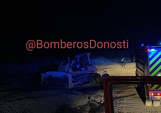 Bomberos del parque de San Sebastián en el lugar del incendio.