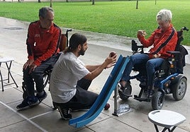 Ikasketak eta boluntariotza, eskutik