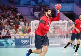 Imanol Garciandía ataca la portería eslovena durante el partido por el bronce ante Eslovenia.