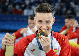 Pau Etxaniz posa exultante con la medalla de bronce conseguida en K1 eslalon.