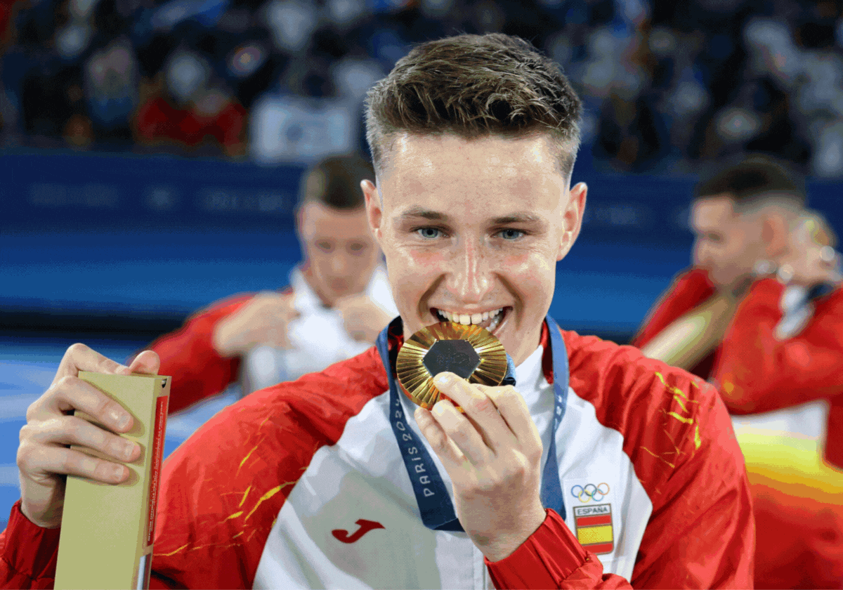 Pau Etxaniz posa exultante con la medalla de bronce conseguida en K1 eslalon.