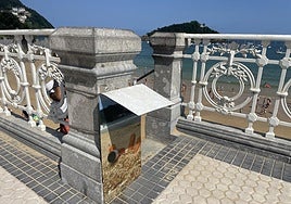 Denuncia N. M.: «En las escaleras que bajan a la playa de La Concha junto al Pico del Loro hay un cartel que alguien ha doblado. Es de un material duro tipo fibra que puede llegar a producir cortes a la altura de la cintura. En este acceso de gran afluencia está peligroso para quienes no se dan cuenta y, peor aún, para los niños porque les llega a la altura de la cabeza. Por favor, que lo retiren o reparen».