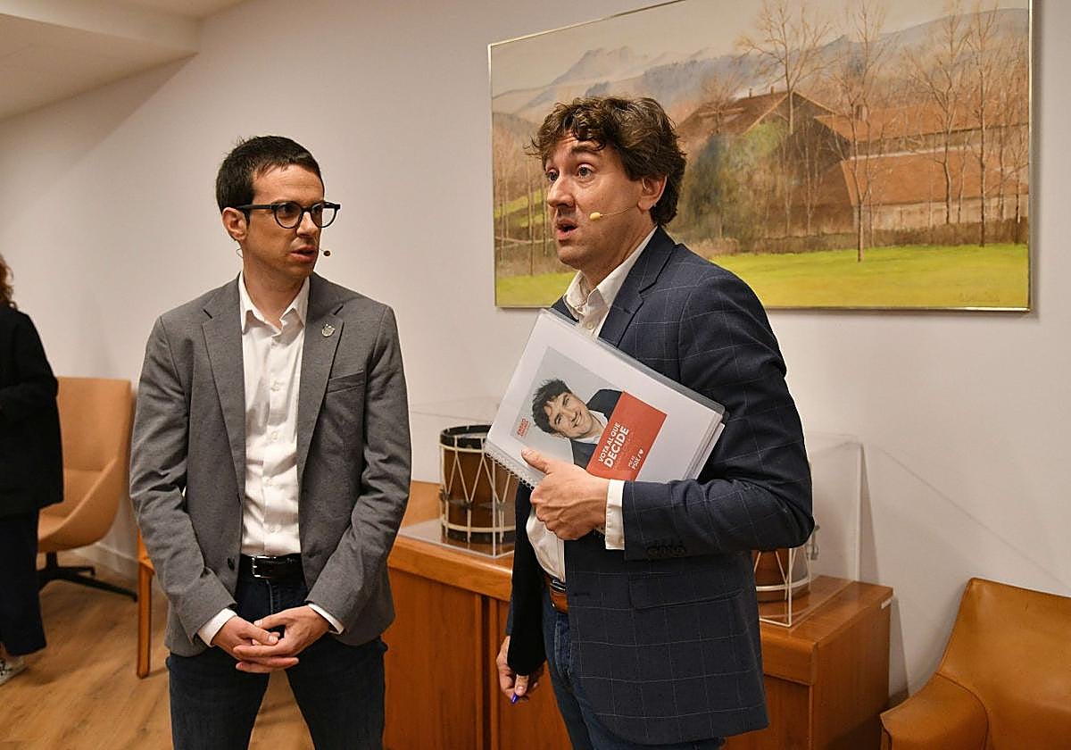 El portavoz de EH Bildu, Pello Otxandiano, y el líder del PSE-EE, Eneko Andueza, en el debate de DV del pasado mes de abril.