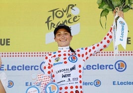 Cristina Tonnetti luce el maillot de la montaña en el podio de la primera etapa del Tour de Francia.