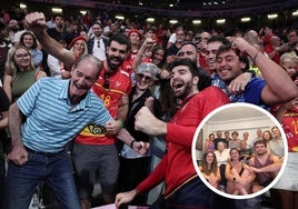 Desde la izquierda, el aita Jon Garciandia, el hermano Aitor Garciandia, la madre Ana Alustiza y los amigos Jon Imaz, Jon Apaolaza y Arkaitz Aizpuru celebran con Imanol Garciandia el bronce en el estadio Pierre-Mauroy de Lille.