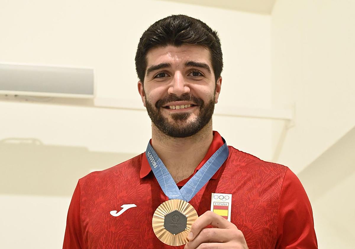 Imanol Garciandia, con su medalla de oro, a su llegada a Euskadi.