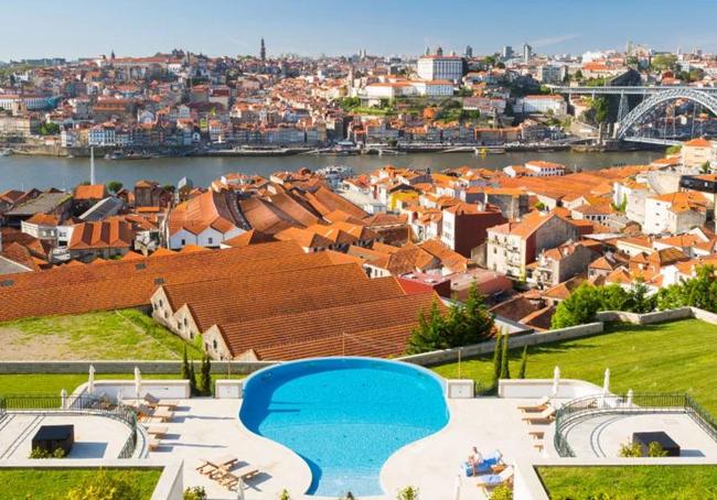 La espectacular vista desde una de las habitaciones del lujoso hotel hacia Oporto y hacia la piscina externa.