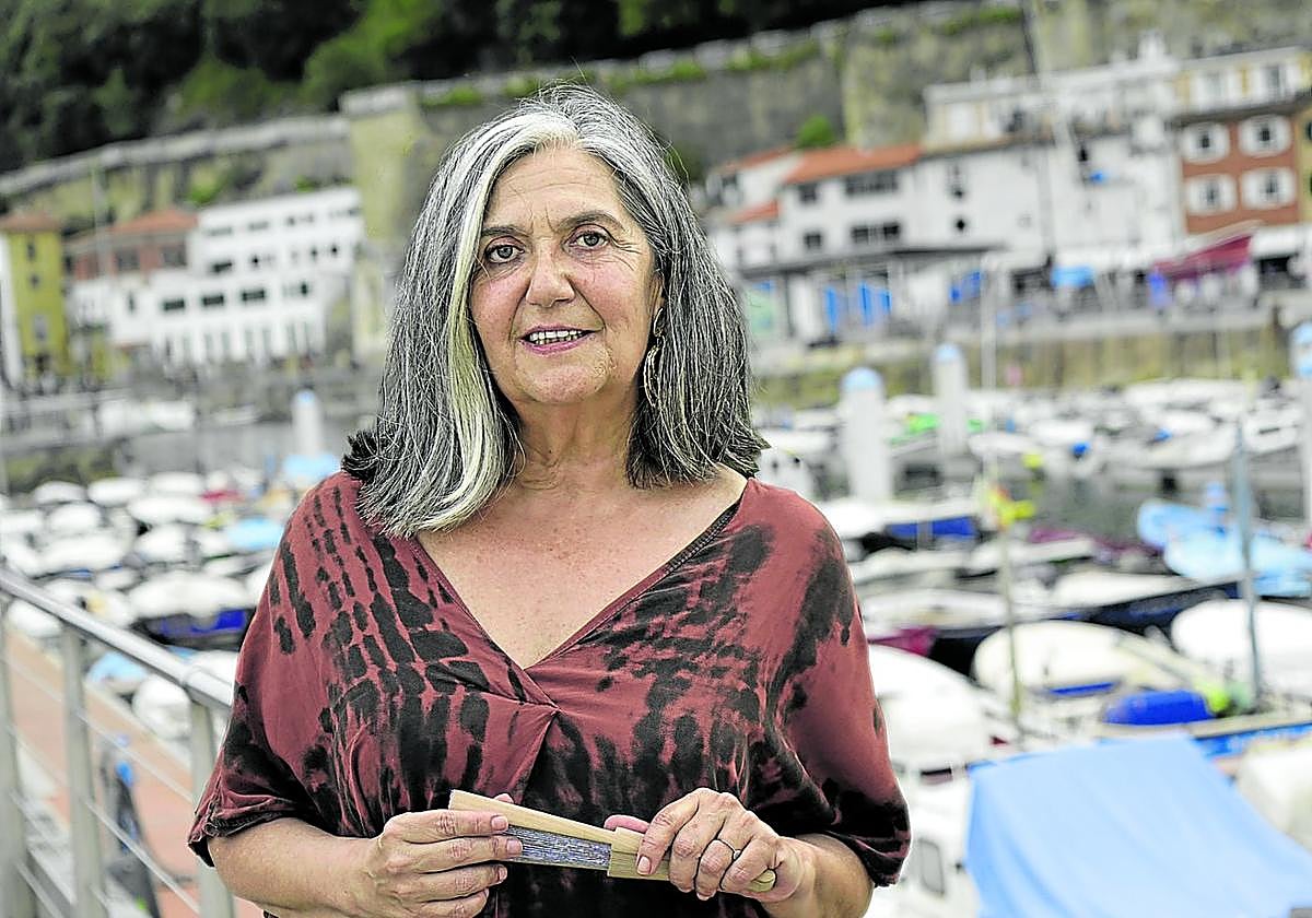Ane Gabarain posa en el puerto de San Sebastián a pocos metros del Teatro Principal.