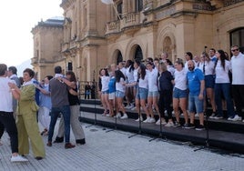 Las jugadoras del Bera Bera cantan 'Artillero' mientras concejales y concejalas bailan.