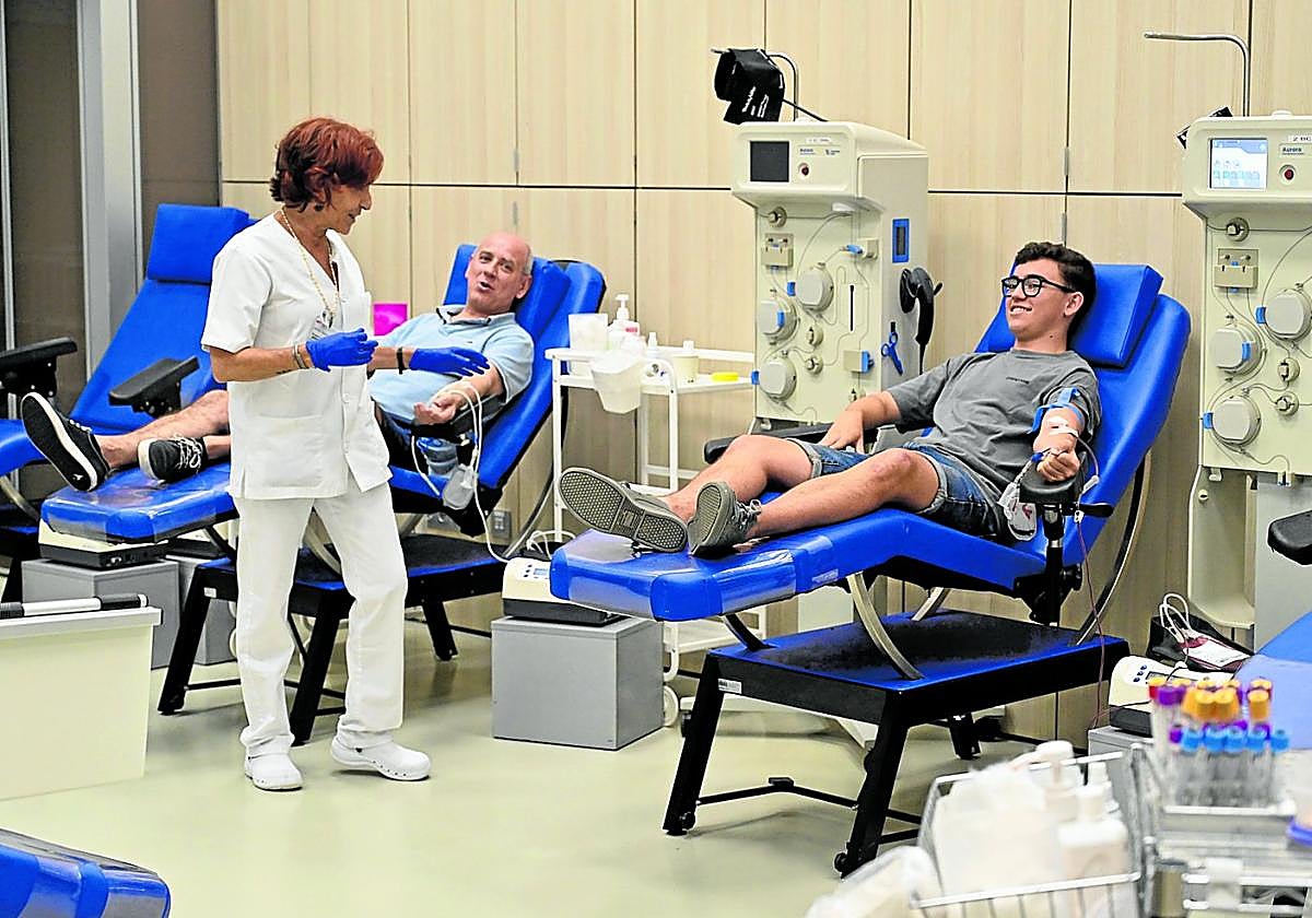 Ander Baena y su hijo Iñaki acudieron ayer a donar, en la sede de la asociación guipuzcoana en Donostia.