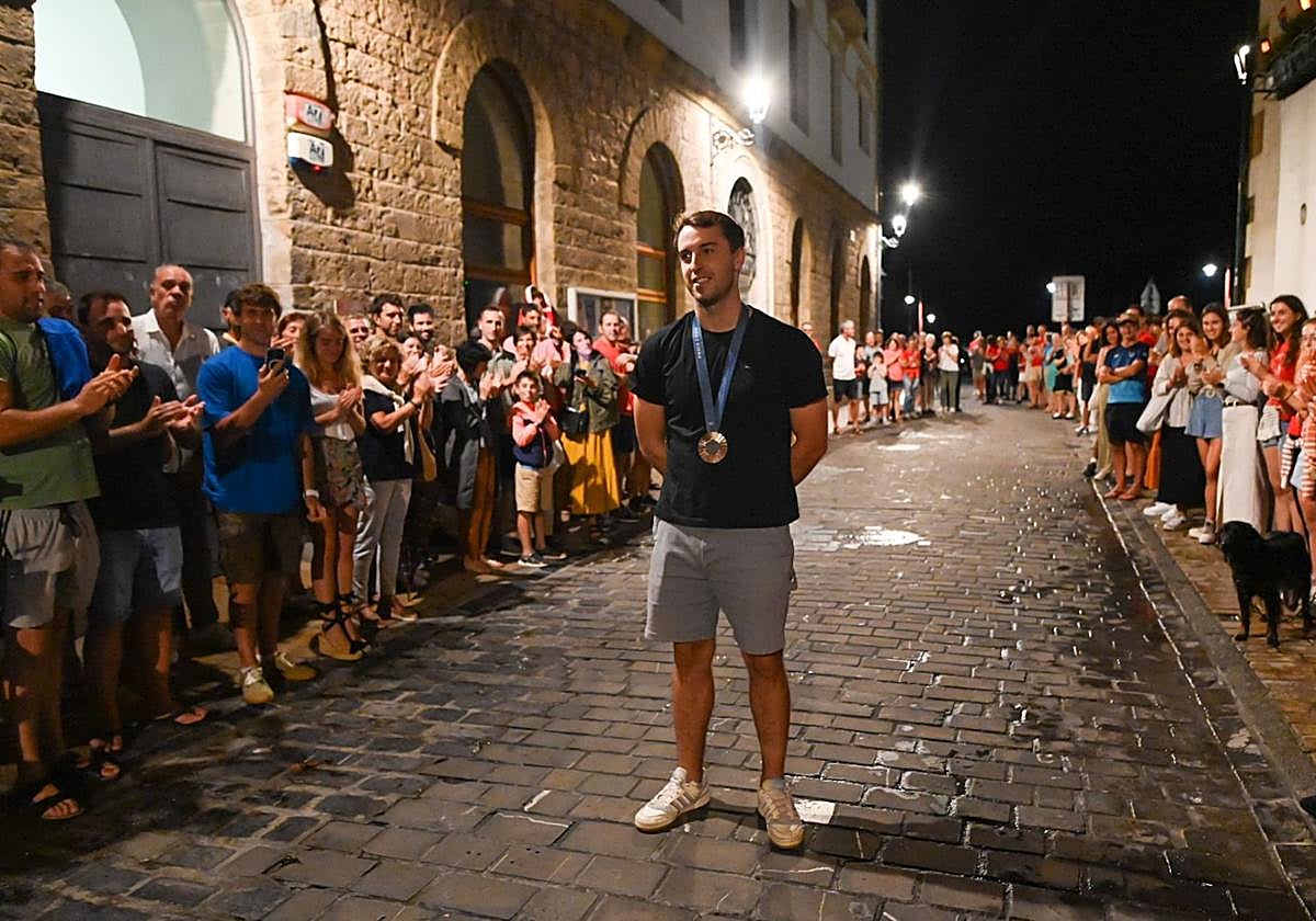 Kauldi Odriozola recibe anoche el aplauso de sus vecinos de Zumaia.