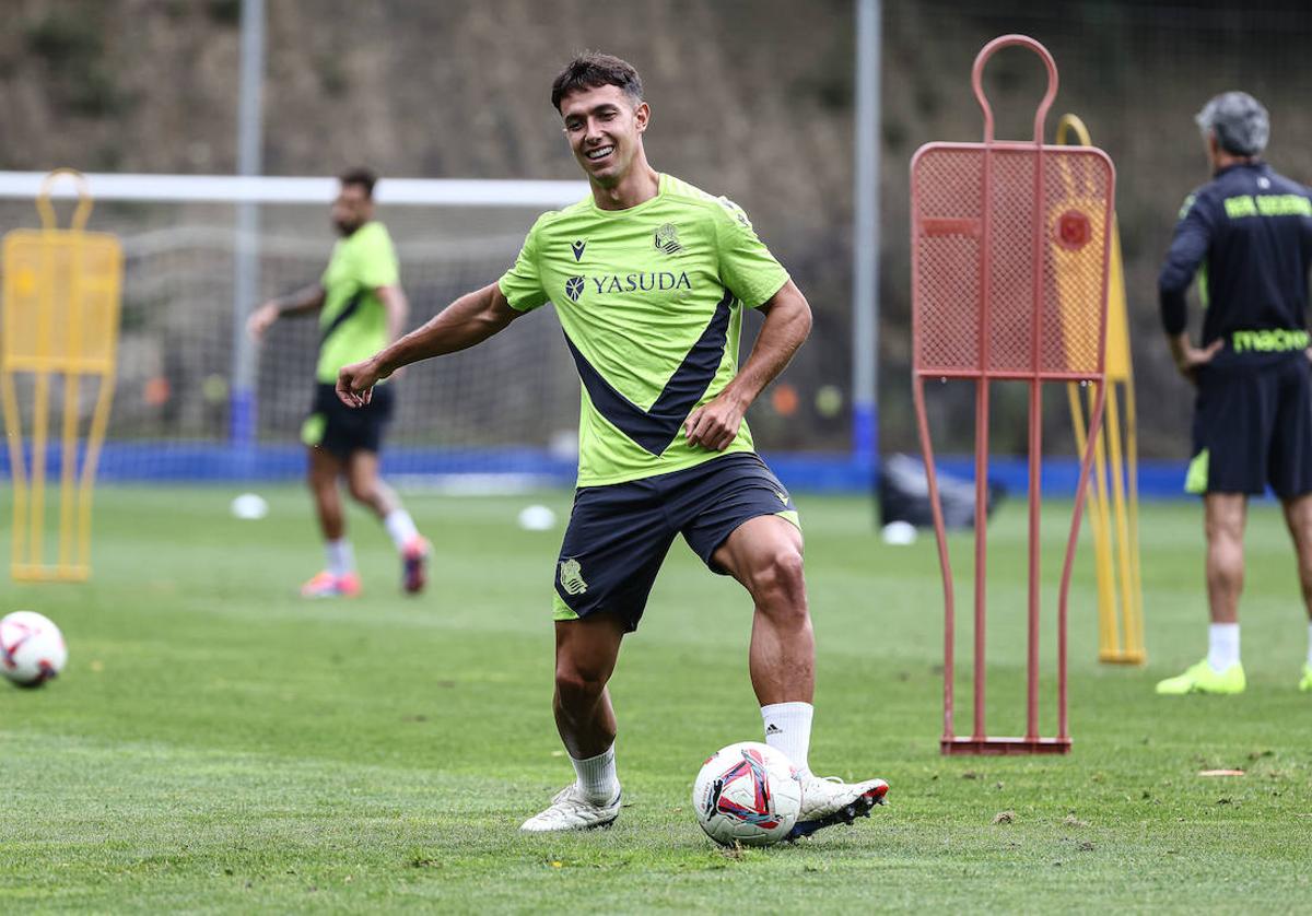 Zubimendi, sonriente durante un entrenamiento en Zubieta