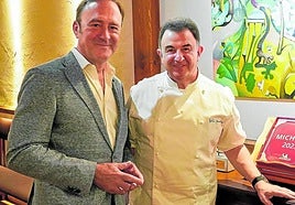 Martín Berasategui, hostelero de postín, junto a un colaborador en el coqueto comedor del Yllera.