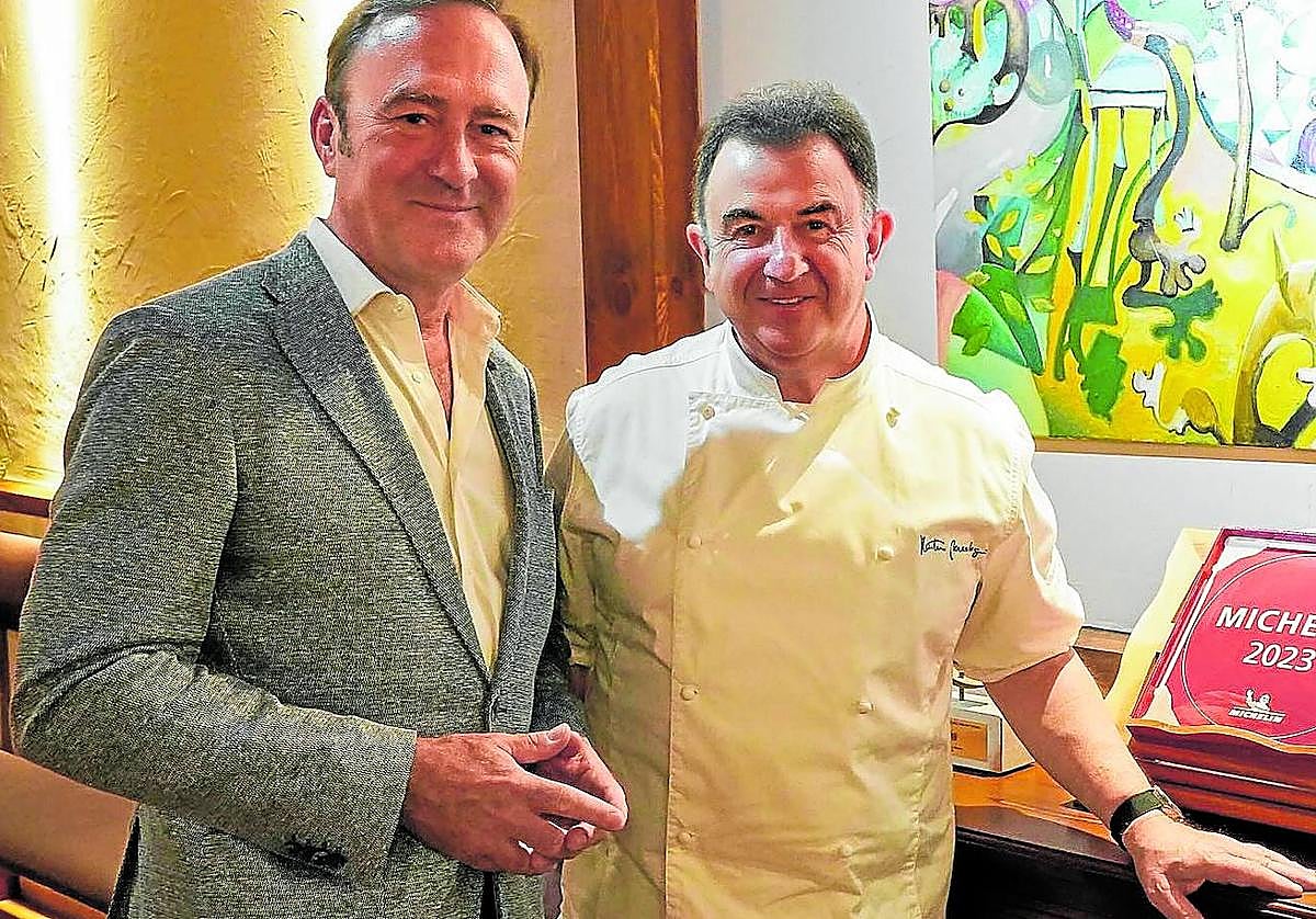 Martín Berasategui, hostelero de postín, junto a un colaborador en el coqueto comedor del Yllera.