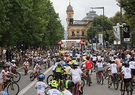 Los ciclistas dan vueltas al recorrido antes de la carrera.