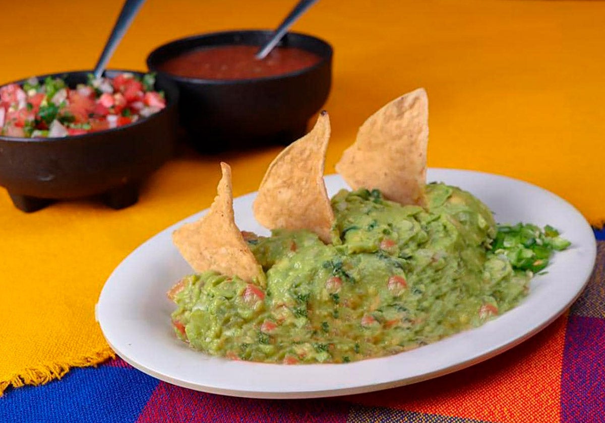 Guacamole, con nachos y tomate picado