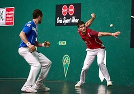 Zabaleta, junto a Laso en un partido en el Labrit.