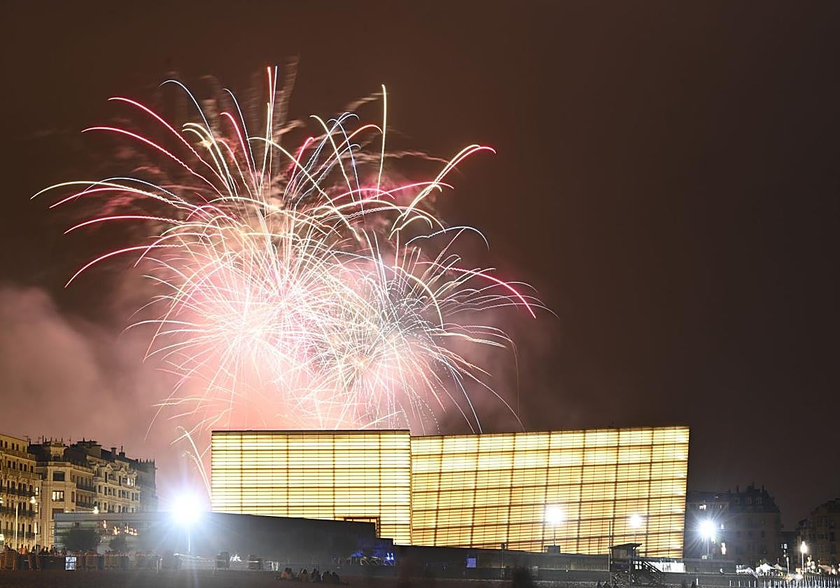 Un momento de la colección de Pirotecnia López en el Concurso de Fuegos Artificiales de la Semana Grande de San Sebastián.