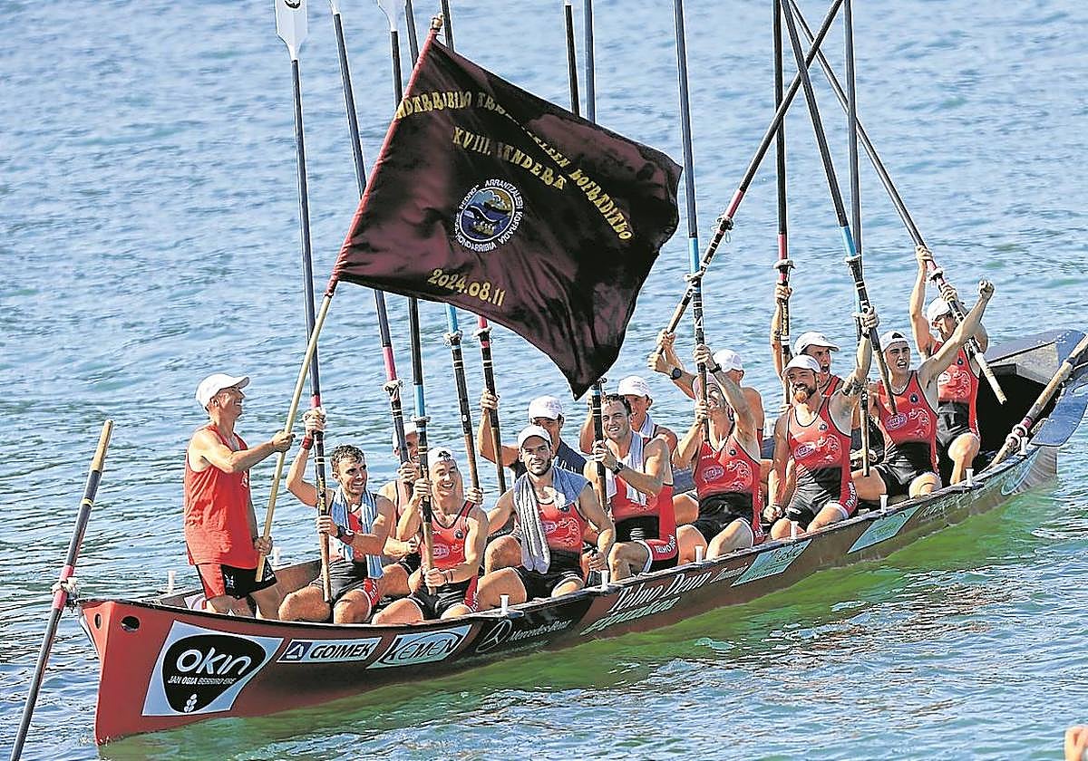 Zumaia celebra la bandera lograda en Hondarribia el domingo, la primera en diez años.