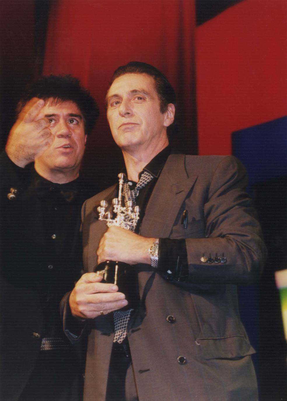 Pedro Almodóvar junto al actor Al Pacino, ganador del Premio Donostia en 1996.