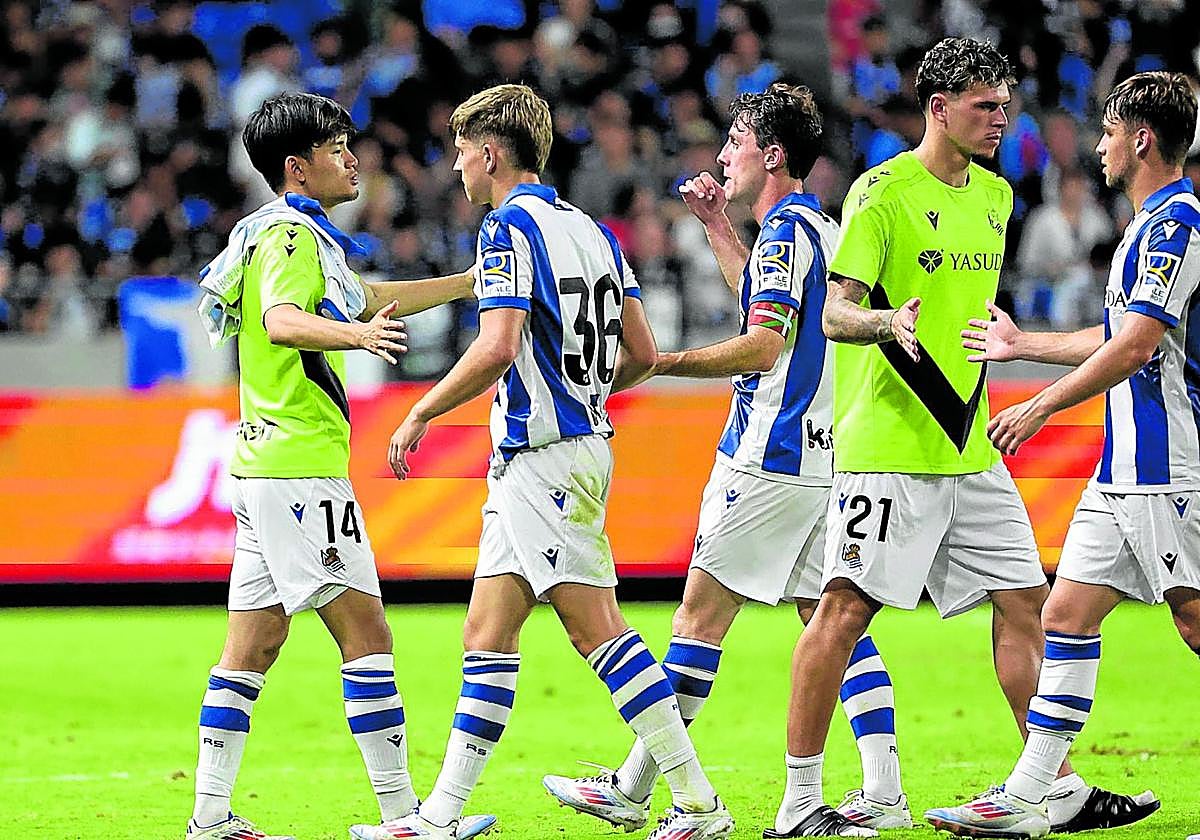 Los jugadores de la Real se saludan durante el partido ante el Gamba Osaka.