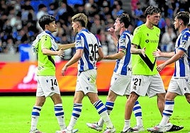 Los jugadores de la Real se saludan durante el partido ante el Gamba Osaka.