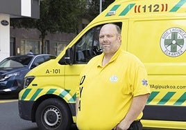Koldo Fernández, responsable de la DYA en Donostia, posa junto a una ambulancia.