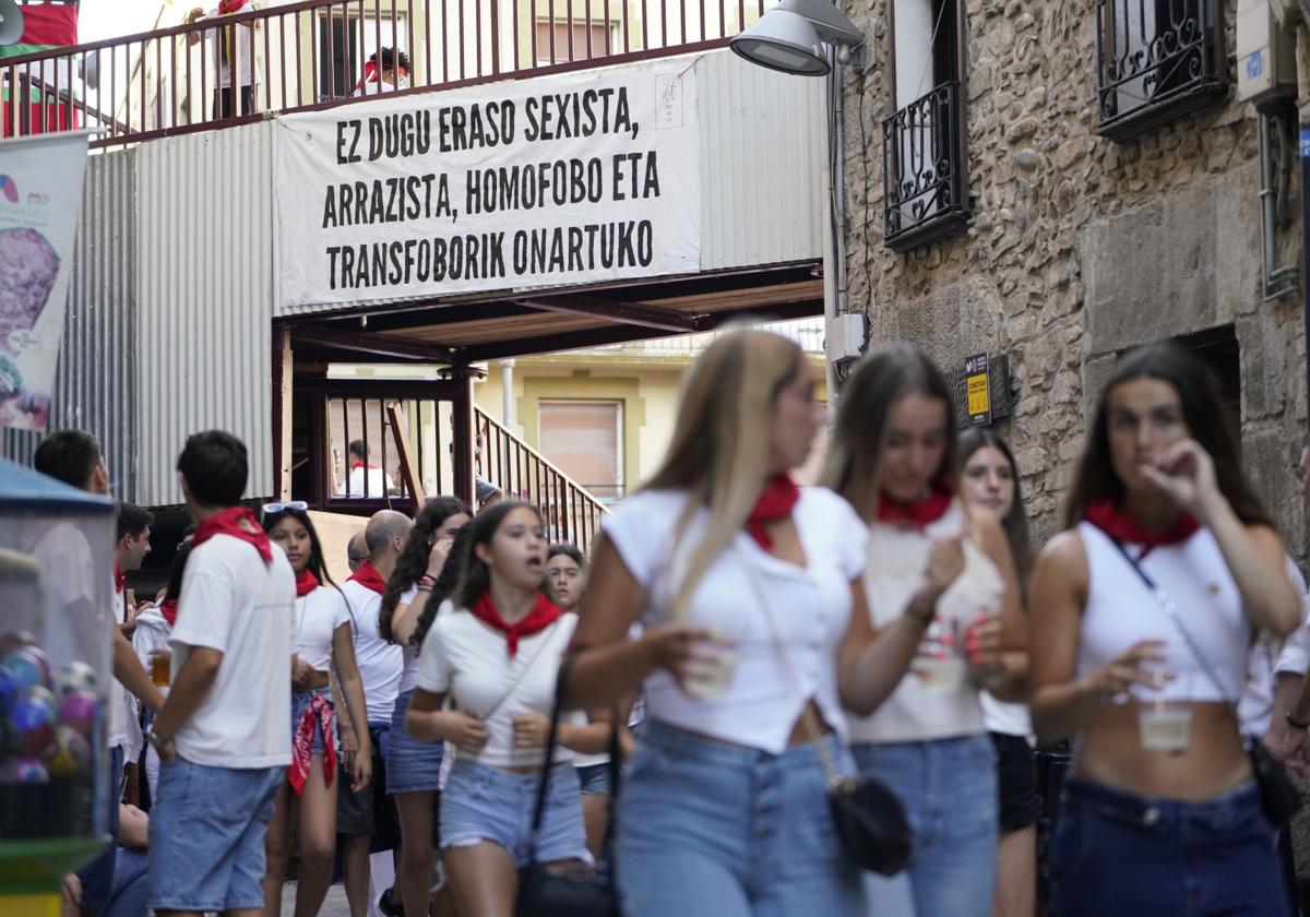 Una pancarta condena este miércoles las presuntas agresiones en Deba.