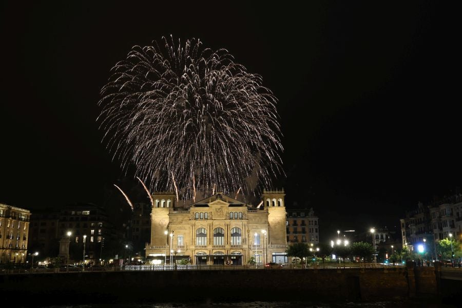 Illusion Fireworks: Fantasía bajo la lluvia