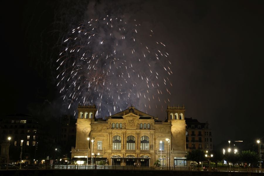 Illusion Fireworks: Fantasía bajo la lluvia