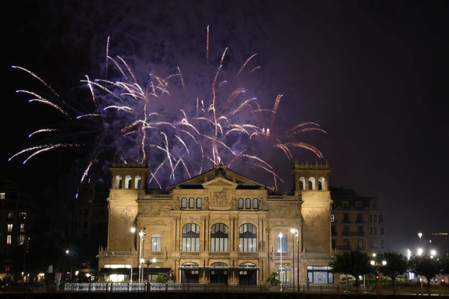 Illusion Fireworks: Fantasía bajo la lluvia
