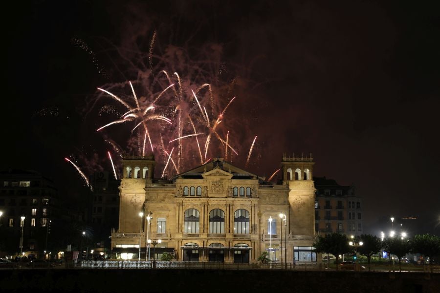 Illusion Fireworks: Fantasía bajo la lluvia