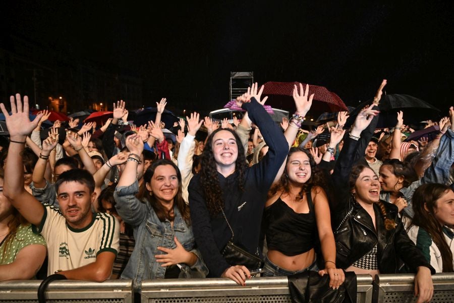 El público y la lluvia abrazan a Nil Moliner