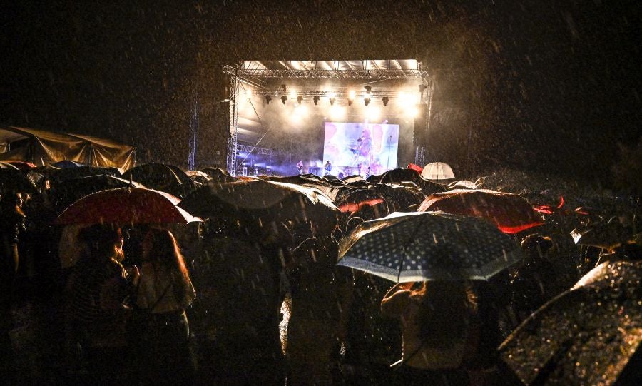 El público y la lluvia abrazan a Nil Moliner