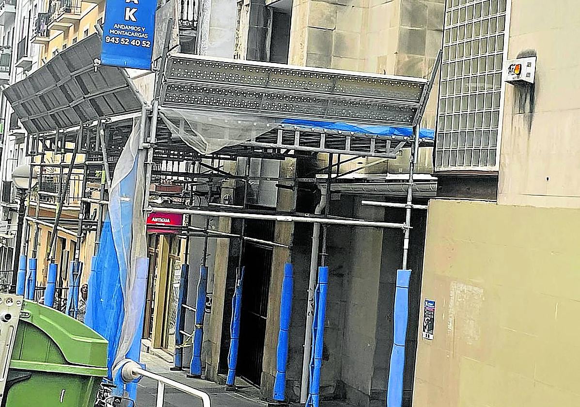 Madres y padres de Jakintza Ikastola, en el Antiguo, expresan su preocupación por el estado de una de las entradas, la del paseo Heriz, al centro escolar. A poco más de tres semanas de la vuelta del curso, sigue llena de andamios y no se aprecia mucha actividad para arreglar unos desprendimientos en la fachada producidos el 8 de marzo, nada menos.