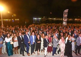 Los asistentes tuvieron de escuchar en el exterior la bienvenida de Iñigo Barrenechea, director general de EL DIARIO VASCO, antes de que llegase la lluvia.