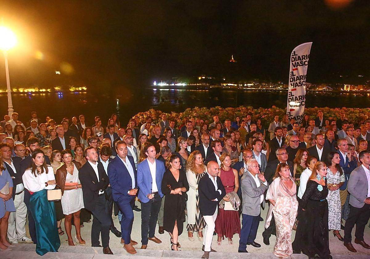 Los asistentes tuvieron de escuchar en el exterior la bienvenida de Iñigo Barrenechea, director general de EL DIARIO VASCO, antes de que llegase la lluvia.