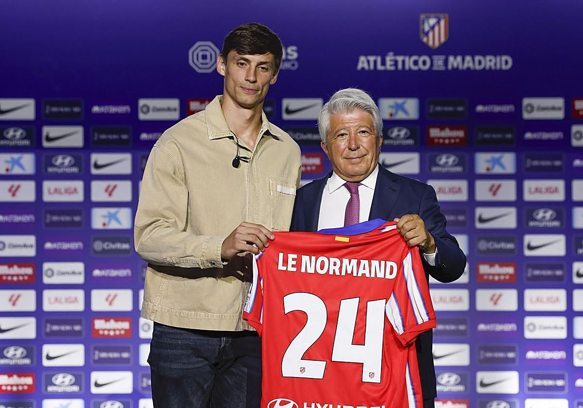 El presidente del Atlético de Madrid, Enrique Cerezo, junto a Robin Le Normand, que ha sido presentado como nuevo jugador del equipo este miércoles en el Metropolitano.