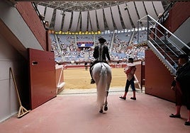 Última salida al ruedo de Illunbe. Hermoso de Mendoza afronta el albero a lomos de 'Navegante', el gran tordo lusitano.